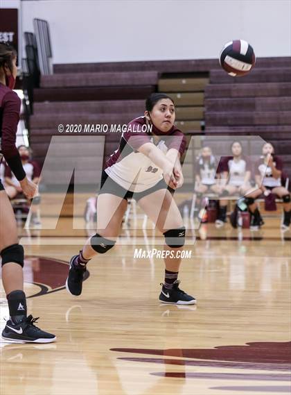 Thumbnail 1 in Harlingen South vs Mission (UIL 6A Bi-District Playoff) photogallery.