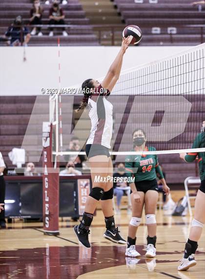 Thumbnail 3 in Harlingen South vs Mission (UIL 6A Bi-District Playoff) photogallery.