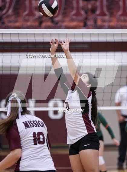 Thumbnail 2 in Harlingen South vs Mission (UIL 6A Bi-District Playoff) photogallery.