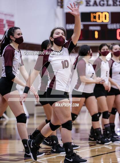 Thumbnail 2 in Harlingen South vs Mission (UIL 6A Bi-District Playoff) photogallery.