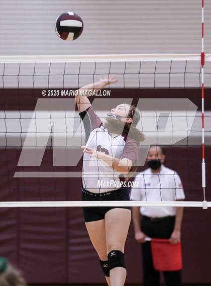 Thumbnail 2 in Harlingen South vs Mission (UIL 6A Bi-District Playoff) photogallery.