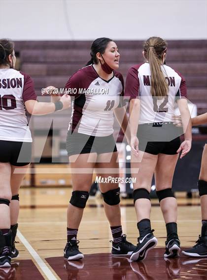 Thumbnail 2 in Harlingen South vs Mission (UIL 6A Bi-District Playoff) photogallery.