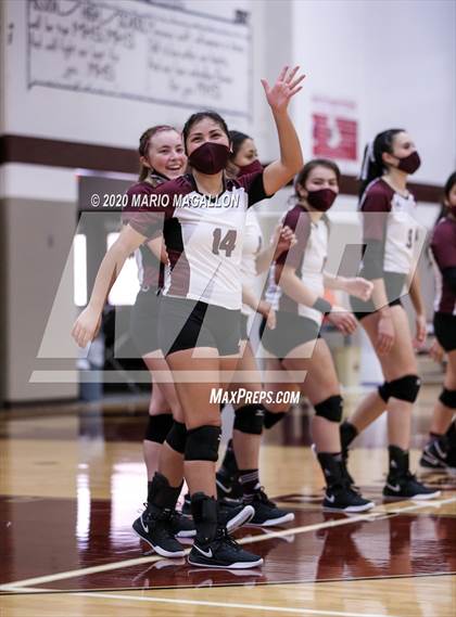 Thumbnail 2 in Harlingen South vs Mission (UIL 6A Bi-District Playoff) photogallery.