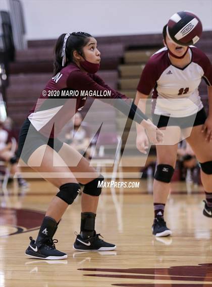 Thumbnail 3 in Harlingen South vs Mission (UIL 6A Bi-District Playoff) photogallery.