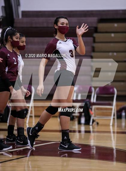 Thumbnail 2 in Harlingen South vs Mission (UIL 6A Bi-District Playoff) photogallery.