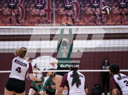 Thumbnail 3 in Harlingen South vs Mission (UIL 6A Bi-District Playoff) photogallery.