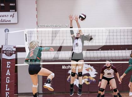 Thumbnail 2 in Harlingen South vs Mission (UIL 6A Bi-District Playoff) photogallery.