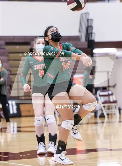 Thumbnail 3 in Harlingen South vs Mission (UIL 6A Bi-District Playoff) photogallery.
