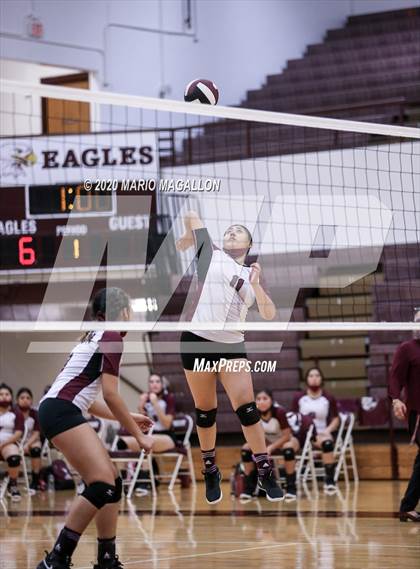 Thumbnail 3 in Harlingen South vs Mission (UIL 6A Bi-District Playoff) photogallery.