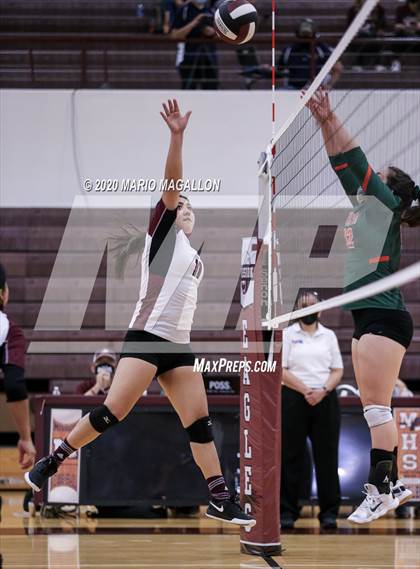 Thumbnail 2 in Harlingen South vs Mission (UIL 6A Bi-District Playoff) photogallery.