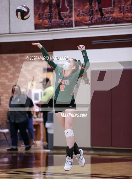 Thumbnail 3 in Harlingen South vs Mission (UIL 6A Bi-District Playoff) photogallery.