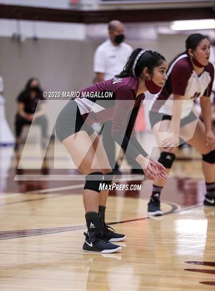 Thumbnail 2 in Harlingen South vs Mission (UIL 6A Bi-District Playoff) photogallery.