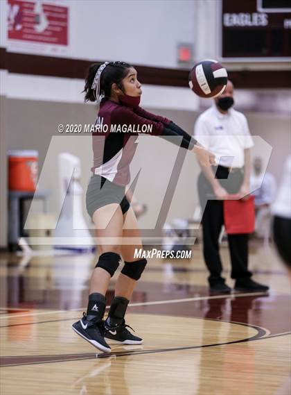 Thumbnail 3 in Harlingen South vs Mission (UIL 6A Bi-District Playoff) photogallery.