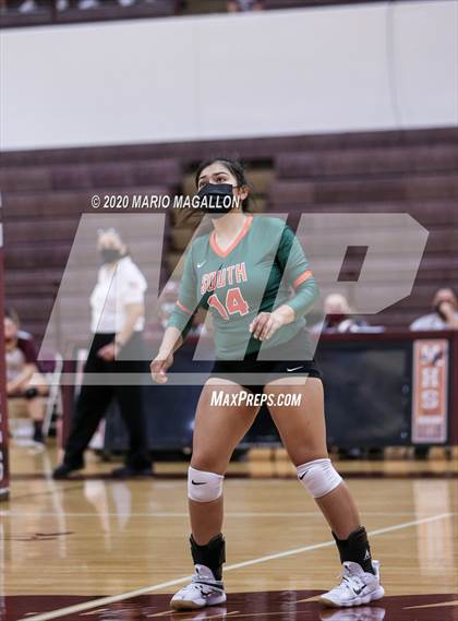 Thumbnail 2 in Harlingen South vs Mission (UIL 6A Bi-District Playoff) photogallery.