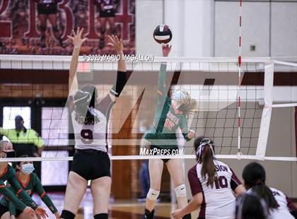Thumbnail 1 in Harlingen South vs Mission (UIL 6A Bi-District Playoff) photogallery.