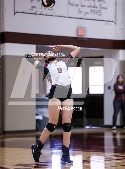Thumbnail 2 in Harlingen South vs Mission (UIL 6A Bi-District Playoff) photogallery.