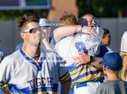 Thumbnail 2 in Corsicana vs. Midlothian Game 2 (UIL 5A Regional Final) photogallery.