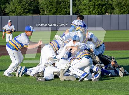 Thumbnail 2 in Corsicana vs. Midlothian Game 2 (UIL 5A Regional Final) photogallery.