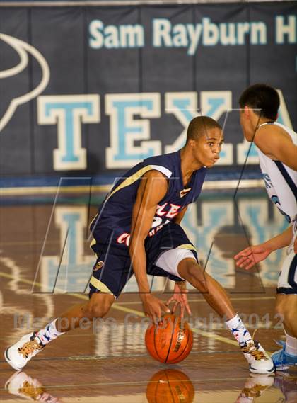 Thumbnail 3 in Sam Rayburn vs. Klein Collins (McDonald's Texas Invitational) photogallery.