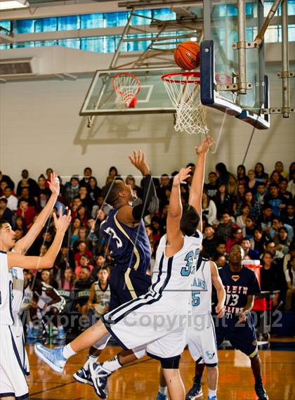 Thumbnail 3 in Sam Rayburn vs. Klein Collins (McDonald's Texas Invitational) photogallery.