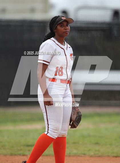 Thumbnail 2 in Bauxite vs. Malvern (AAA  4A-3 Regional Final) photogallery.