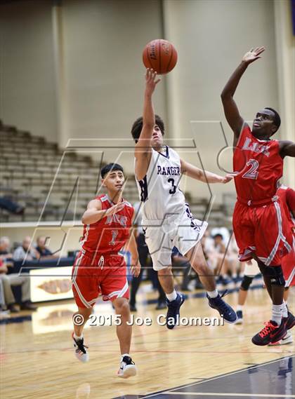 Thumbnail 3 in Lee [Robert E.] vs Smithson Valley (SAISD Tournament) photogallery.