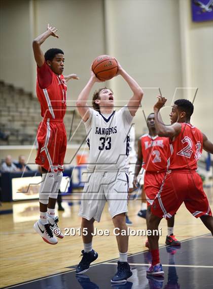 Thumbnail 2 in Lee [Robert E.] vs Smithson Valley (SAISD Tournament) photogallery.