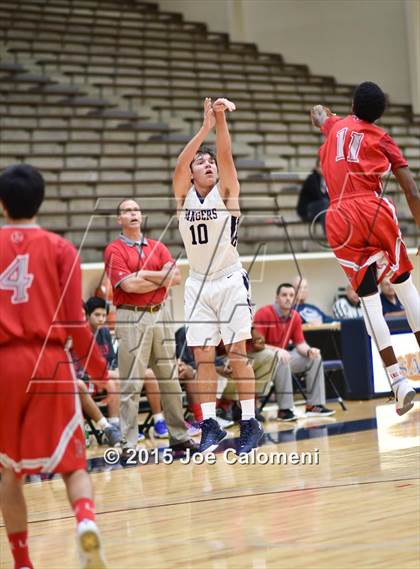 Thumbnail 2 in Lee [Robert E.] vs Smithson Valley (SAISD Tournament) photogallery.