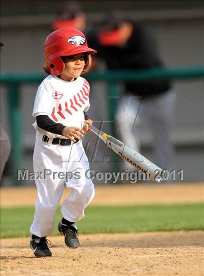 Thumbnail 3 in Etiwanda vs. Glendora (Battle of the Baseline League) photogallery.