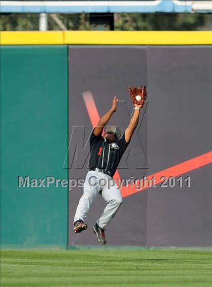Thumbnail 2 in Etiwanda vs. Glendora (Battle of the Baseline League) photogallery.