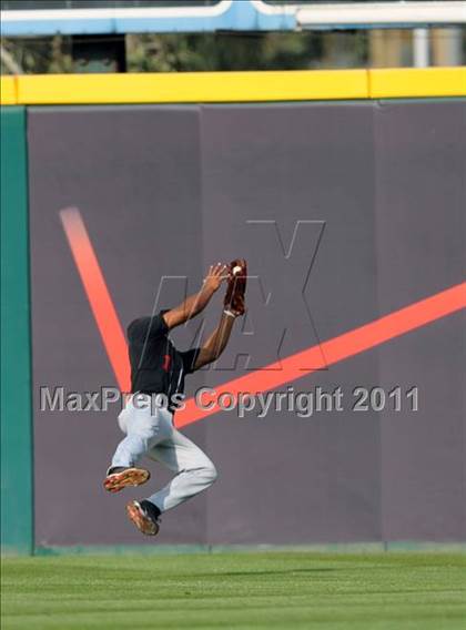 Thumbnail 3 in Etiwanda vs. Glendora (Battle of the Baseline League) photogallery.