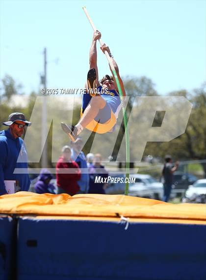Thumbnail 3 in UIL 1A Region 3 Districts 17&18 Area Championships photogallery.