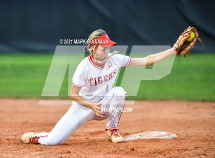 Thumbnail 2 in Fort Bend Travis @ Katy (UIL 6A Regional Quarterfinal Playoff) photogallery.