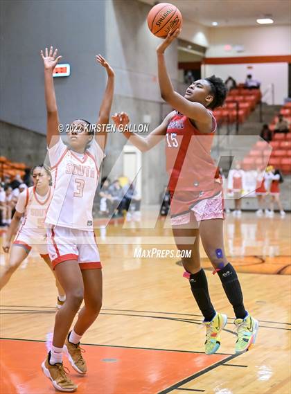 Thumbnail 2 in South Grand Prairie vs. Braswell (UIL 6A Regional Final) photogallery.