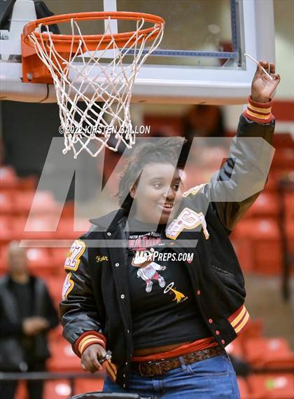 Thumbnail 3 in South Grand Prairie vs. Braswell (UIL 6A Regional Final) photogallery.