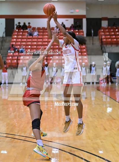 Thumbnail 3 in South Grand Prairie vs. Braswell (UIL 6A Regional Final) photogallery.