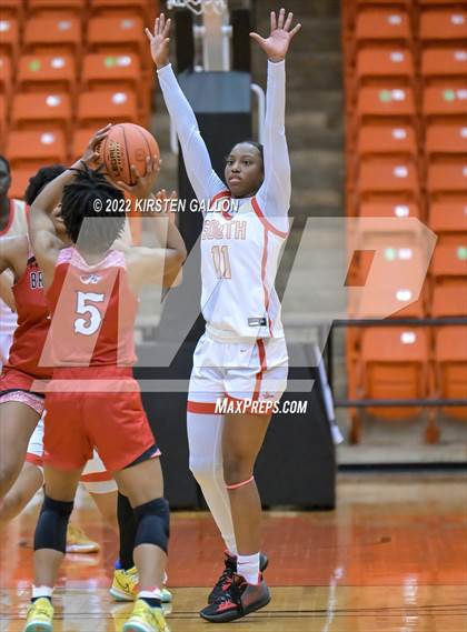 Thumbnail 1 in South Grand Prairie vs. Braswell (UIL 6A Regional Final) photogallery.