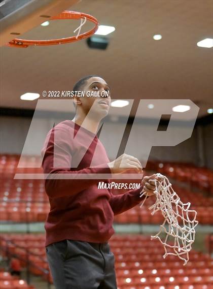 Thumbnail 2 in South Grand Prairie vs. Braswell (UIL 6A Regional Final) photogallery.