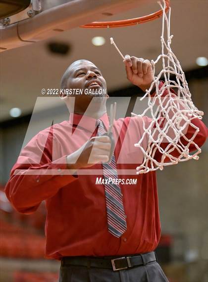 Thumbnail 3 in South Grand Prairie vs. Braswell (UIL 6A Regional Final) photogallery.