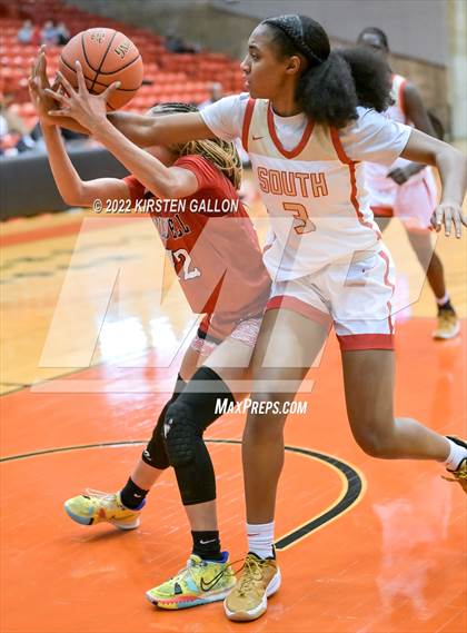 Thumbnail 2 in South Grand Prairie vs. Braswell (UIL 6A Regional Final) photogallery.
