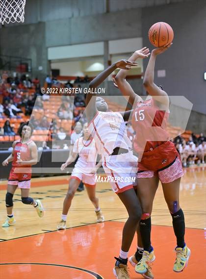 Thumbnail 3 in South Grand Prairie vs. Braswell (UIL 6A Regional Final) photogallery.