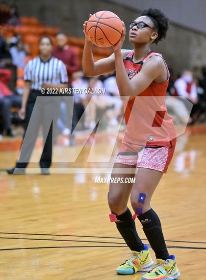 Thumbnail 3 in South Grand Prairie vs. Braswell (UIL 6A Regional Final) photogallery.