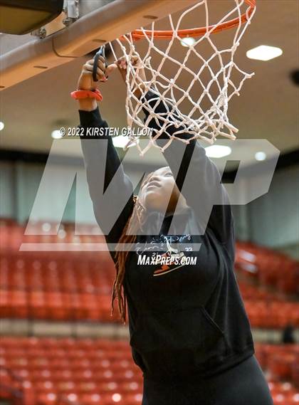 Thumbnail 3 in South Grand Prairie vs. Braswell (UIL 6A Regional Final) photogallery.