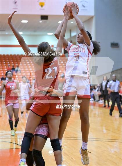 Thumbnail 2 in South Grand Prairie vs. Braswell (UIL 6A Regional Final) photogallery.