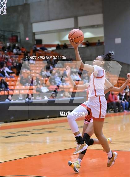Thumbnail 3 in South Grand Prairie vs. Braswell (UIL 6A Regional Final) photogallery.