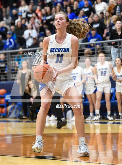 Thumbnail 2 in Decatur vs Glen Rose (UIL 4A Area Playoff) photogallery.