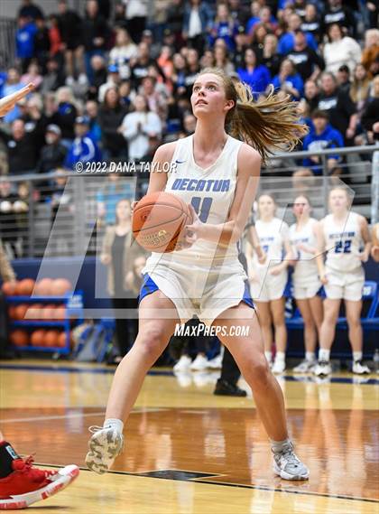 Thumbnail 3 in Decatur vs Glen Rose (UIL 4A Area Playoff) photogallery.