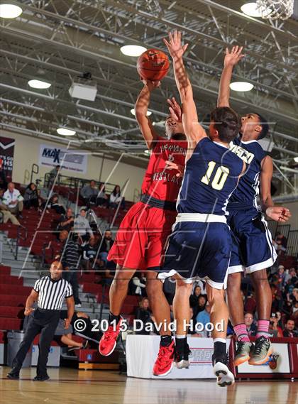 Thumbnail 3 in Harvard-Westlake vs. St. John Bosco (MaxPreps Holiday Classic Gatorade Championship) photogallery.