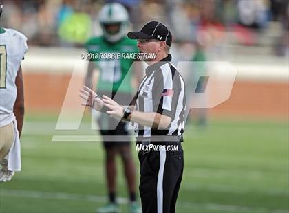 Thumbnail 2 in DeSoto vs. Carroll (UIL 6A Division 1 Region 1 Area) photogallery.