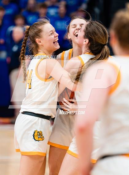 Thumbnail 3 in Olmsted Falls vs. Springboro (OHSAA Division 1 Final) photogallery.